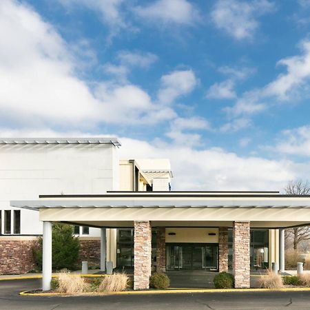 Chester Inn & Suites Шаронвилл Экстерьер фото