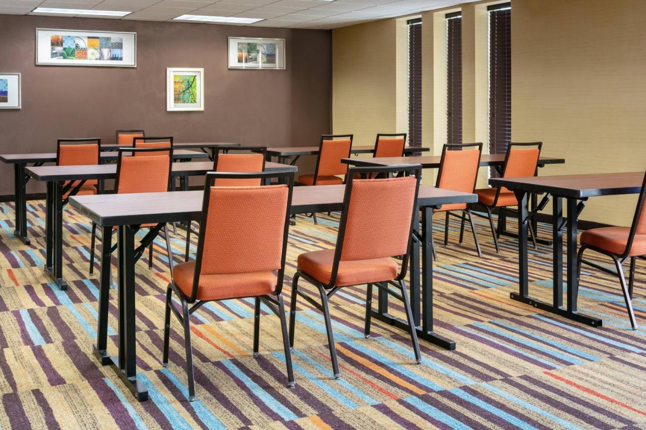 Chester Inn & Suites Шаронвилл Экстерьер фото