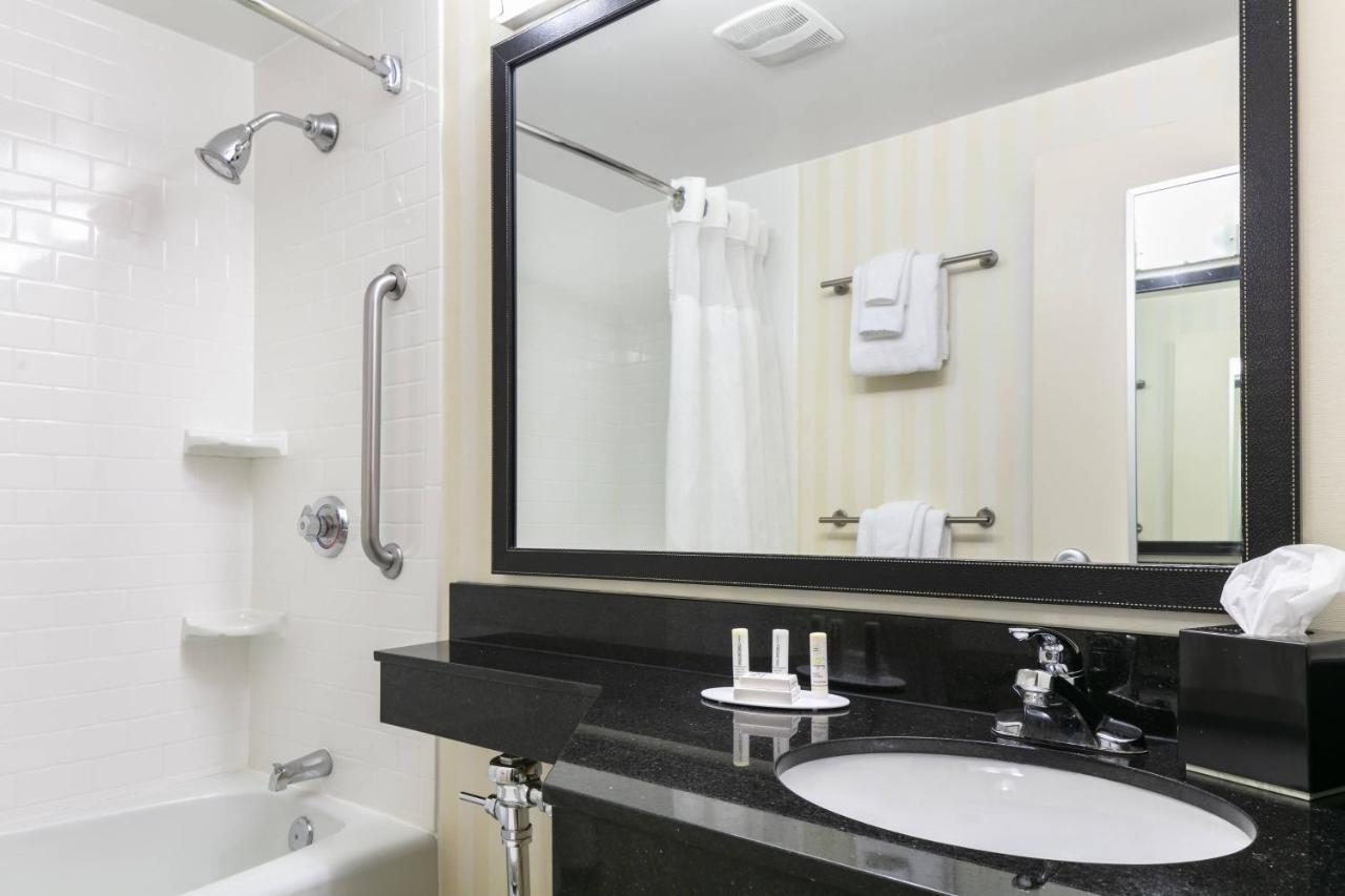 Chester Inn & Suites Шаронвилл Экстерьер фото