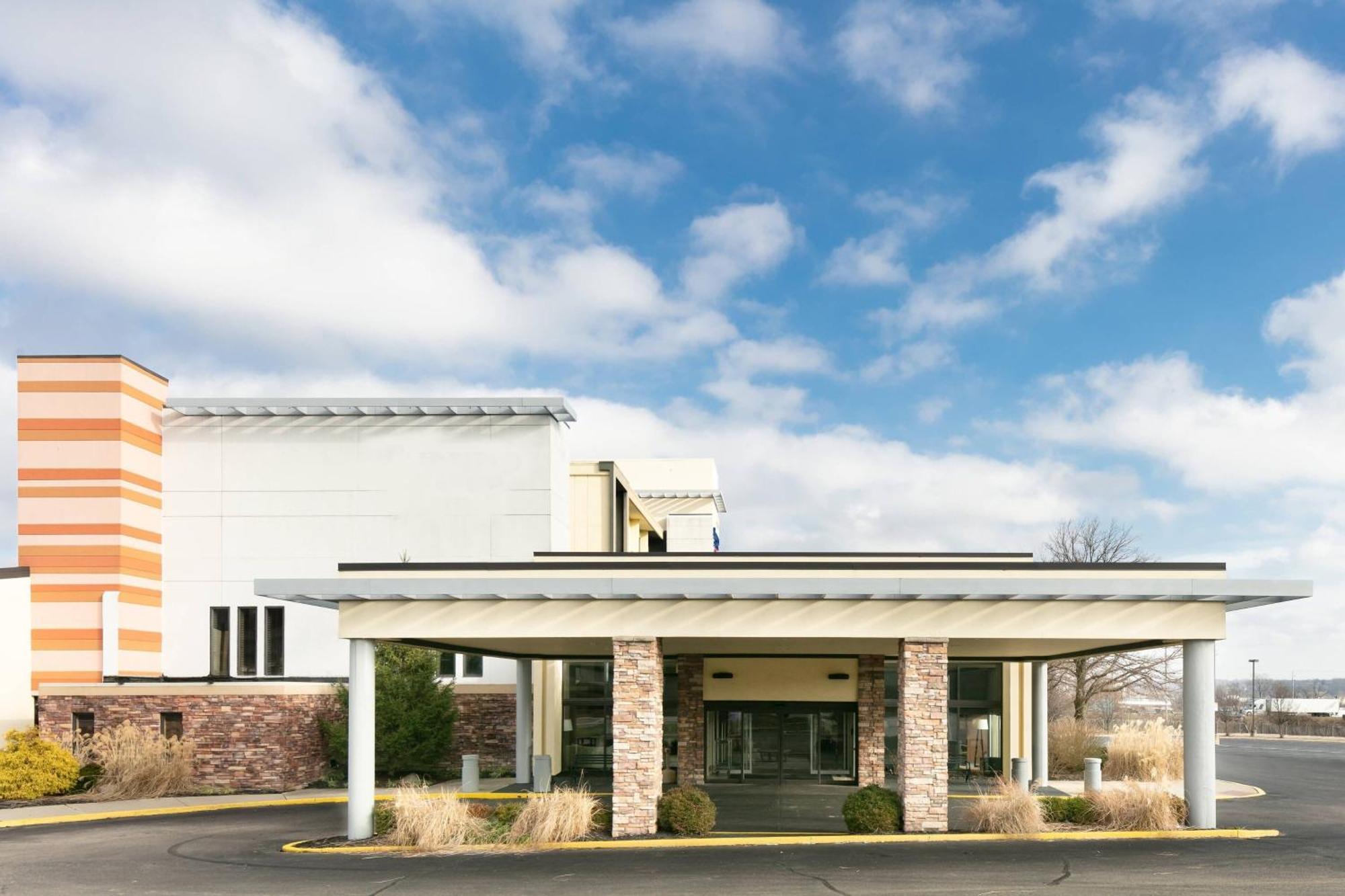 Chester Inn & Suites Шаронвилл Экстерьер фото