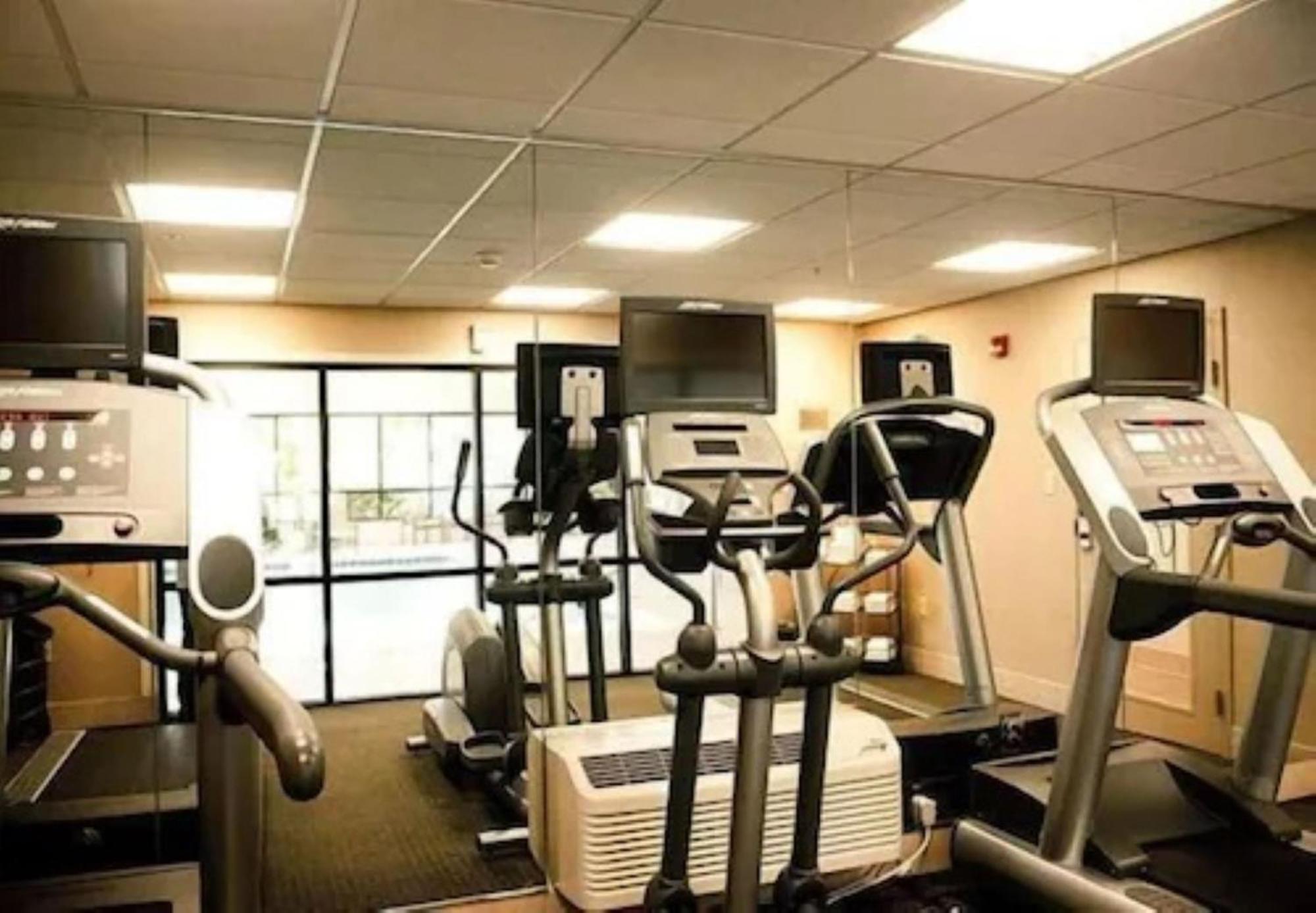 Chester Inn & Suites Шаронвилл Экстерьер фото