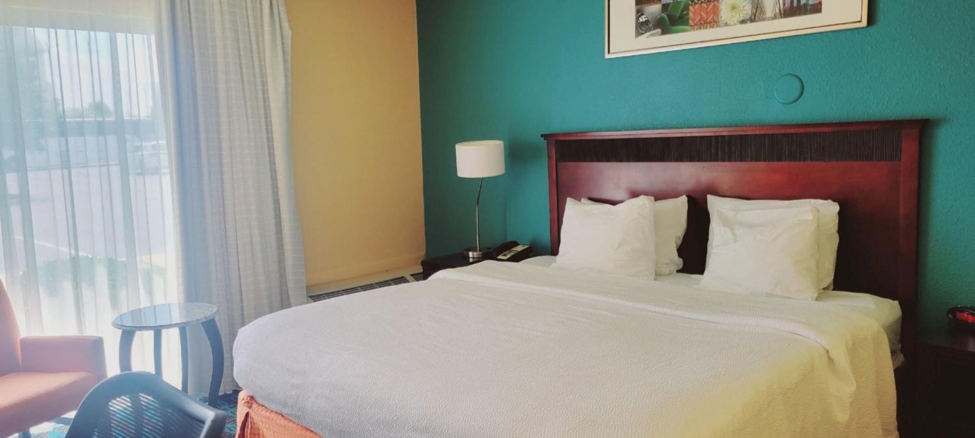 Chester Inn & Suites Шаронвилл Экстерьер фото