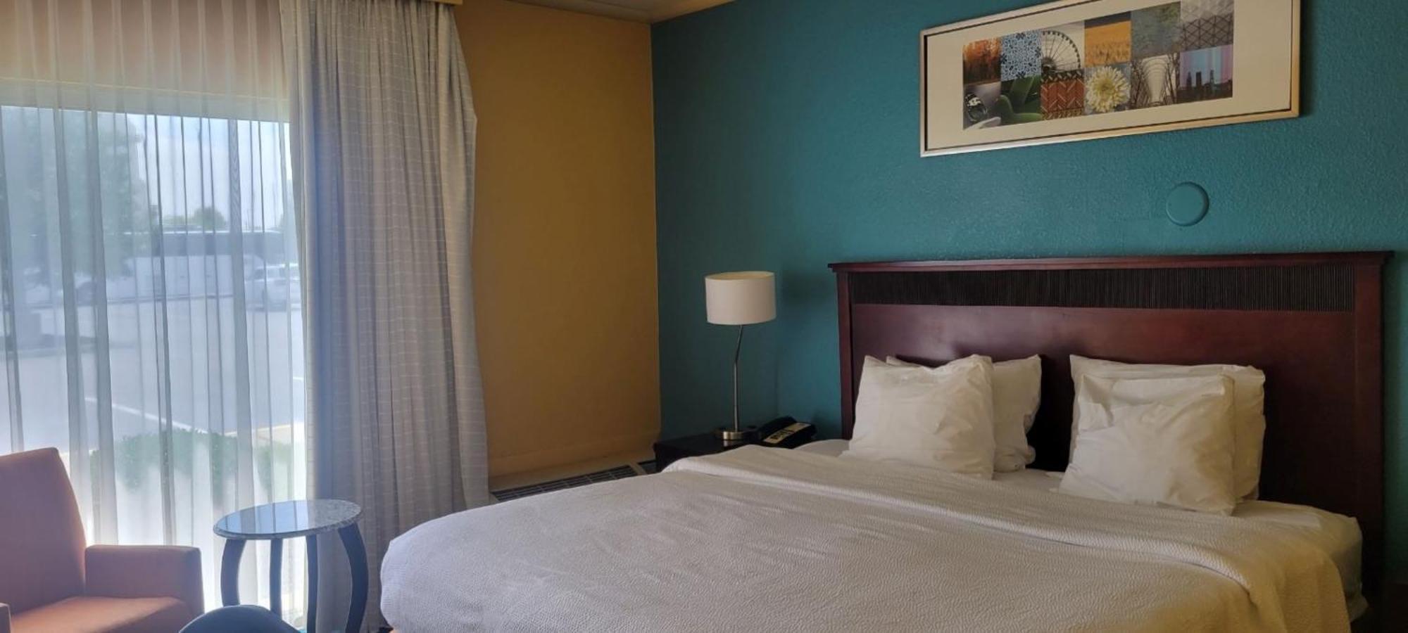 Chester Inn & Suites Шаронвилл Экстерьер фото