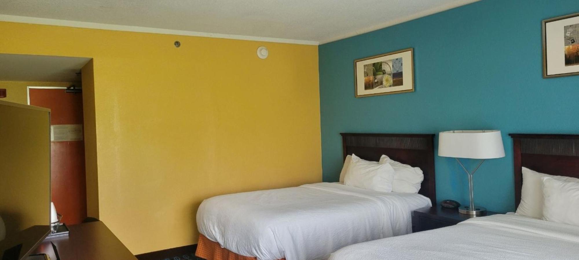 Chester Inn & Suites Шаронвилл Экстерьер фото