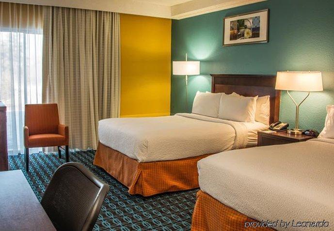 Chester Inn & Suites Шаронвилл Экстерьер фото